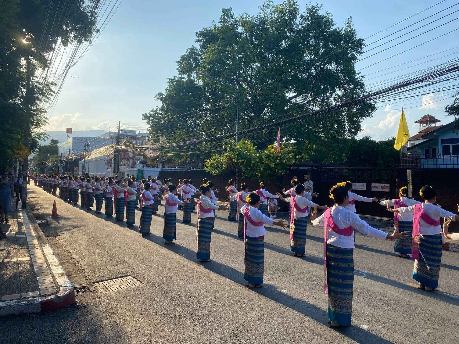 Plus de 7000 danseurs traditionnels pour le 729e anniversaire de Chiang Mai : Un record enregistré dans le Guinness Book