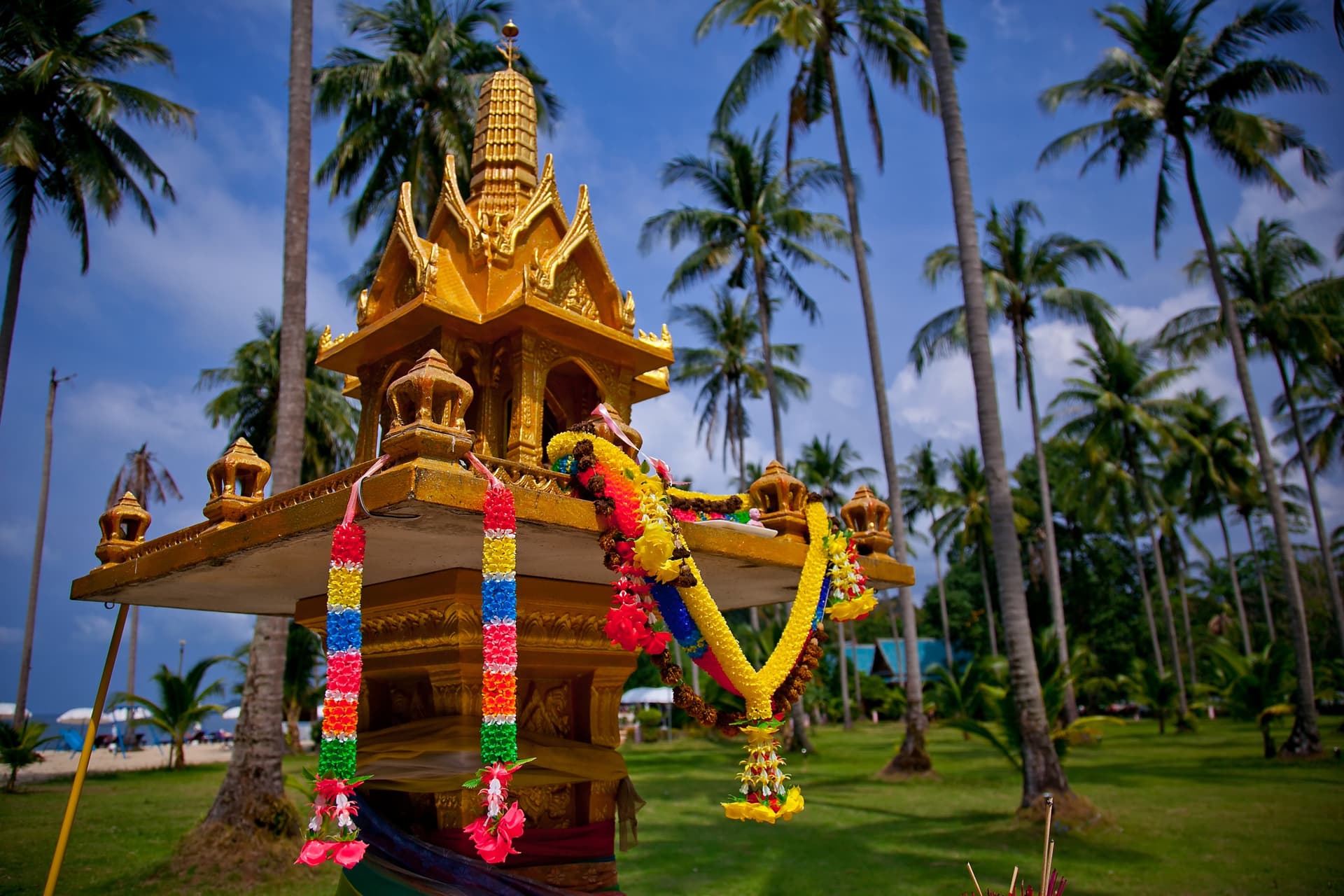 Qu'est-ce que les petites maisons des esprits dans les jardins thaïlandais ?