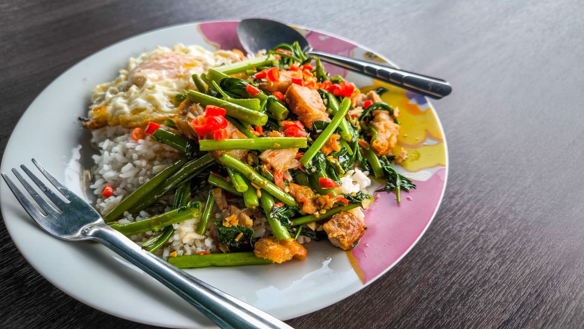 Morning glory : la recette thaïlandaise des épinards à l’ail